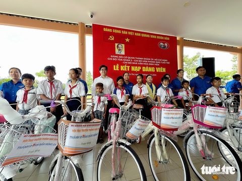 Nhiều hoạt động truyền thống của Thành Đoàn TP.HCM tại miền Tây- Ảnh 5. Trao tặng xe đạp cho học sinh - Ảnh: ĐẶNG TUYẾT