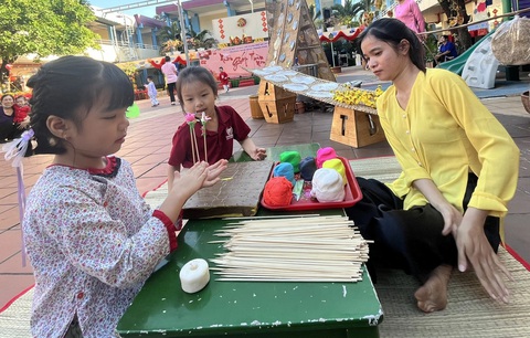 Giáo viên ở TP.HCM 'ngóng' thu nhập tăng thêm: Chờ Sở Nội vụ- Ảnh 1. Giáo viên Trường mầm non TP hướng dẫn học sinh nặn tò he trong hoạt động đón xuân 2024 - Ảnh: MỸ DUNG