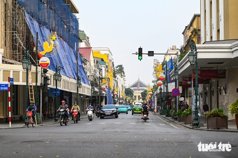 Bắt đầu 'đại tu' mặt tiền tuyến phố đắt đỏ bậc nhất Hà Nội- Ảnh 1. Phố Tràng Tiền (quận Hoàn Kiếm, Hà Nội) gắn liền với nếp sống người Hà Nội qua nhiều năm tháng. Con phố dài khoảng 400m này đang được cải tạo kiến trúc, cảnh quan - Ảnh: HỒNG QUANG