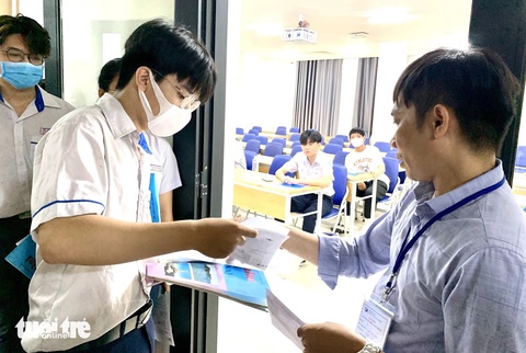 Quy định cần tuân thủ để tránh bị loại sớm khi thi đánh giá năng lực 2024- Ảnh 1. Thí sinh xuất trình giấy tờ tùy thân trước khi vào phòng thi đánh giá năng lực Đại học Quốc gia TP.HCM năm 2023 - Ảnh: TRẦN HUỲNH