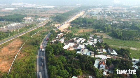Làm cao tốc nhưng tốc độ bàn giao mặt bằng rất chậm- Ảnh 1. Việc triển khai thi công cao tốc đang gặp khó vì mặt bằng - Ảnh: ĐOÀN CƯỜNG