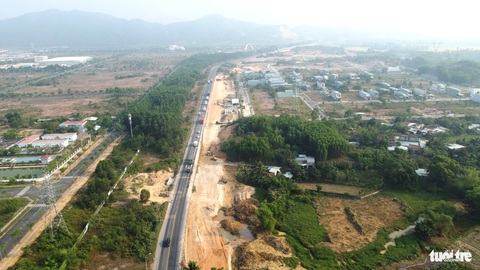 Làm cao tốc nhưng tốc độ bàn giao mặt bằng rất chậm- Ảnh 3. Tranh thủ triển khai thi công ở những đoạn có mặt bằng sạch - Ảnh: ĐOÀN CƯỜNG