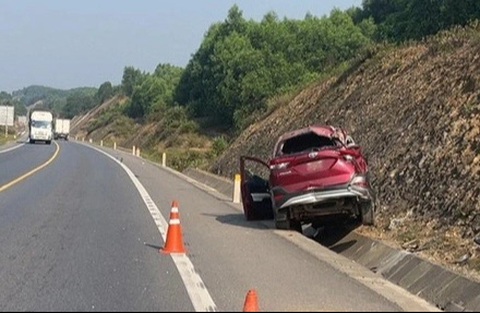 Cục CSGT: Mặt đường Cam Lộ - La Sơn nóng 63 độ lại không có trạm dừng nghỉ khiến xe vỡ lốp- Ảnh 1. Chiếc xe con gặp sự cố vỡ lốp rồi lao vào ta luy ven đường cao tốc Cam Lộ - La Sơn - Ảnh: Công an cung cấp