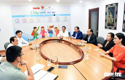 Lễ ký kết hợp tác triển khai chương trình học bổng ‘Chắp cánh ước mơ’ giữa báo Tuổi Trẻ và Trường đại học Văn Hiến diễn ra vào chiều ngày 4-4 Lễ ký kết hợp tác triển khai chương trình học bổng ‘Chắp cánh ước mơ’ giữa báo Tuổi Trẻ và Trường đại học Văn Hiến diễn ra vào chiều 4-4 - Ảnh: DUYÊN PHAN