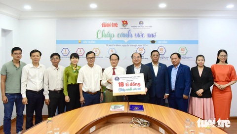 Lễ ký kết hợp tác triển khai chương trình học bổng ‘Chắp cánh ước mơ’ giữa báo Tuổi Trẻ và Trường đại học Văn Hiến diễn ra vào chiều ngày 4-4 Chương trình học bổng 'Chắp cánh ước mơ' sẽ được thực hiện xuyên suốt trong 3 năm, với tổng kinh phí hơn 19 tỉ đồng - Ảnh: DUYÊN PHAN