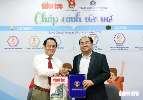 Trường đại học Văn Hiến và báo Tuổi Trẻ trao học bổng 'Chắp cánh ước mơ'- Ảnh 7. Ông Nguyễn Hoàng Nguyên (trái) - phó tổng biên tập báo Tuổi Trẻ và PGS.TS Nguyễn Minh Đức - hiệu trưởng Trường ĐH Văn Hiến - ký kết, trao tượng trưng tổng kinh phí thực hiện chương trình học bổng 'Chắp cánh ước mơ' - Ảnh: DUYÊN PHAN