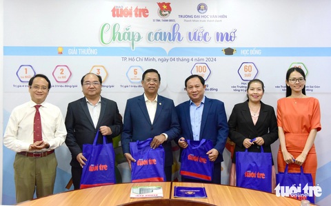 Trường đại học Văn Hiến và báo Tuổi Trẻ trao học bổng 'Chắp cánh ước mơ'- Ảnh 8. Mỗi năm chương trình trao 100 suất học bổng dành cho học sinh THCS và THPT (4 triệu đồng/suất) - Ảnh: DUYÊN PHAN