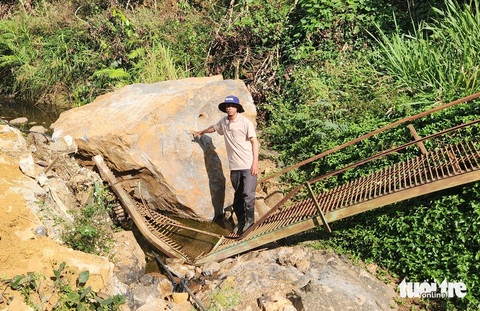 Tạm dừng mỏ đá nổ mìn làm đá nặng hàng tấn lăn thủng nhà dân- Ảnh 3. Tảng đá nặng nhiều tấn đè sập cầu - Ảnh: L.A