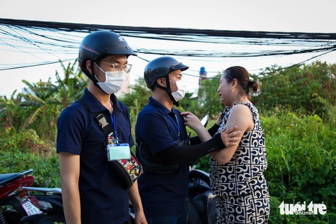 Thấy đội bắt chó thả rông, chủ chó bật khóc nức nở- Ảnh 11. Sau quá trình được các thành viên giải thích, chủ chó đồng ý cho đội tuần tra mang chó đi và sẽ đóng phạt vào sáng mai. Theo quy định, khi đến chuộc chó về, chủ nuôi sẽ phải đóng phạt 400.000 đồng vì thả rông chó và 1.500.000 đồng cho lỗi không đeo rọ mõm cho chó; đồng thời chủ nuôi phải xuất trình sổ tiêm ngừa của chó. Trường hợp không xuất trình được sổ tiêm ngừa, chủ nuôi phải đăng ký tiêm rồi đóng phạt, chuộc chó về.