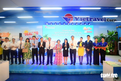 Xây dựng TP.HCM thành trung tâm du lịch MICE của khu vực- Ảnh 1. Các vị lãnh đạo tại lễ khai mạc Ngày hội du lịch TP.HCM 2024 - Ảnh: QUANG ĐỊNH