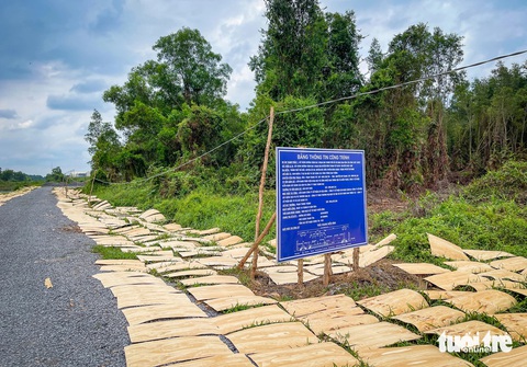Bảng thông tin công trình đường vành đai 3 TP.HCM trên đường dẫn vào dự án đoạn giao với đường kênh A, huyện Bình Chánh. Đi sâu vào trong là công trường nhưng chưa có hoạt động thi công nào đáng kể - Ảnh: ĐỨC PHÚ