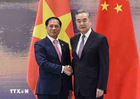 Mở rộng 'hai hành lang, một vành đai' đến Trùng Khánh của Trung Quốc- Ảnh 1. Bộ trưởng Ngoại giao Bùi Thanh Sơn (bên trái) trong cuộc gặp với Ngoại trưởng Trung Quốc Vương Nghị - Ảnh: TTXVN