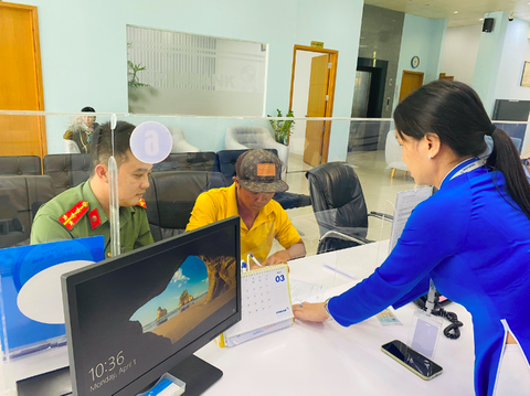Trả lại hơn 400 triệu đồng do người lạ chuyển nhầm vào tài khoản- Ảnh 1. Người lạ chuyển hơn 400 triệu đồng vào tài khoản ngân hàng, ông Trung liên hệ công an chuyển trả lại - Ảnh: MAI PHƯƠNG