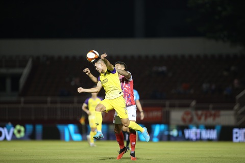 CLB Hà Nội thắng dễ CLB TP.HCM 3-1 trên sân Thống Nhất- Ảnh 1. CLB Hà Nội (áo vàng) thi đấu nhỉnh hơn so với đội chủ nhà CLB TP.HCM - Ảnh: CAO TOÀN