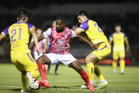 CLB Hà Nội thắng dễ CLB TP.HCM 3-1 trên sân Thống Nhất- Ảnh 2. Cheick Aymar (áo đỏ) là điểm sáng hiếm hoi của đội chủ nhà - Ảnh: CAO TOÀN