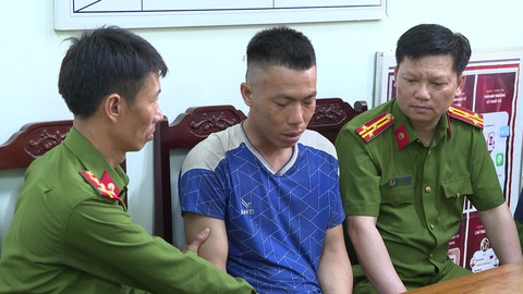 Trốn trại giam để về ngăn vợ đi xuất khẩu lao động- Ảnh 1. Công an huyện Hà Trung khuyên phạm nhân Mai Văn Đệ (giữa ảnh) chấp hành án, cải tạo tốt để sớm trở về với gia đình - Ảnh Công an tỉnh Thanh Hóa cung cấp