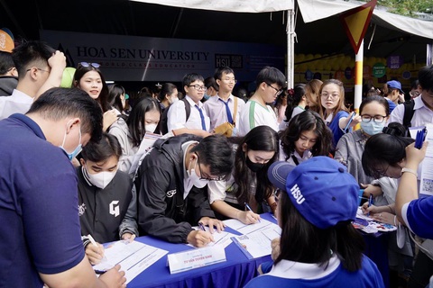 Thanh tra Bộ Giáo dục và Đào tạo: Nhiều trường đại học vi phạm khi tự chủ mở ngành- Ảnh 1. Học sinh tìm hiểu thông tin tuyển sinh năm 2024 tại gian tư vấn của Trường đại học Hoa Sen - Ảnh: N.T.