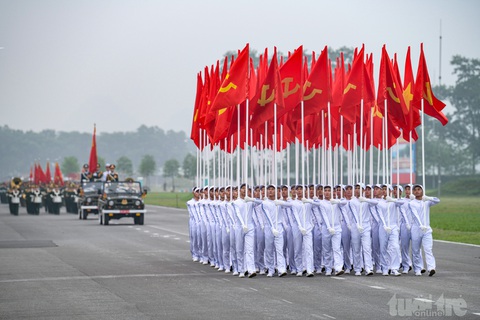 Công an, Quân đội hợp luyện diễu binh, diễu hành kỷ niệm 70 năm Chiến thắng Điện Biên Phủ- Ảnh 2. Đi đầu là khối cờ Đảng, cờ Tổ quốc
