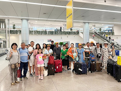 Công ty du lịch chưa tính hủy tour đi Đài Loan- Ảnh 1. Đoàn khách từ Đài Bắc, Đài Loan vừa hạ cánh xuống sân bay Tân Sơn Nhất vào chiều 3-4 - Ảnh: T.Q.T.