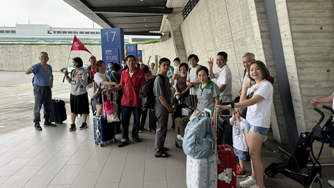 Tổng cục Du lịch Đài Loan: Du khách Việt an tâm đến Đài Loan- Ảnh 1. Đoàn du khách Việt vừa xuống sân bay ở Đài Bắc sáng 4-4 bắt đầu hành trình tham quan - Ảnh: A.V.