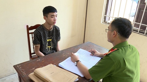 Khởi tố nhóm thanh niên trộm nhiều xe máy ở Hà Nội, Hưng Yên, Bắc Ninh- Ảnh 2. Nguyễn Công Hòa tại cơ quan điều tra - Ảnh: Công an tỉnh Hưng Yên