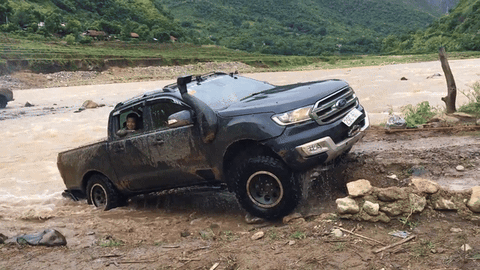 Tay đua Việt chia sẻ video Ford Ranger vượt suối và cách tránh thủy kích khi đi qua đường ngập- Ảnh 6. Việc dừng xe ở chỗ dốc sau khi lội nước là cần thiết để nước từ gầm và ống xả thoát ra ngoài - Ảnh cắt từ video