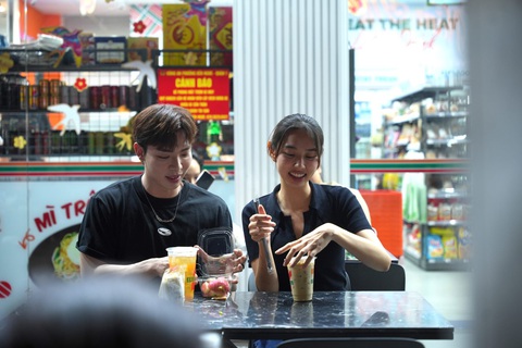 Thùy Tiên và Erik ra MV 'Thiệt là dễ thương' tặng Sài Gòn- Ảnh 1. Thùy Tiên và Erik trải nghiệm Sài Gòn về đêm