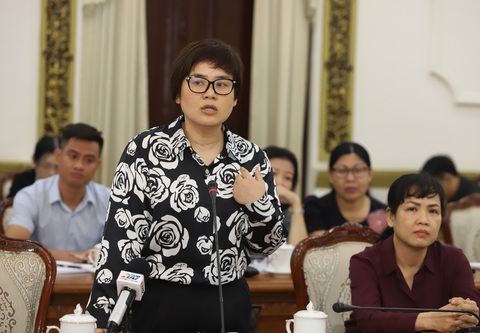 Chủ tịch UBND quận 5: 'Chỉ nên tinh giản biên chế khi nền công vụ hoàn thiện'- Ảnh 1. Bà Trương Minh Kiều - chủ tịch UBND quận 5 - nêu ý kiến tại hội thảo - Ảnh: T.T.