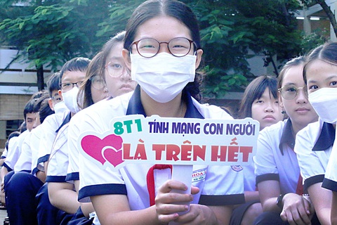 Giao xe cho con, trách nhiệm cha mẹ tới đâu?- Ảnh 1. Học sinh Trường THCS Hoa Lư (TP Thủ Đức, TP.HCM) trong một buổinghe phổ biến văn hóa giao thông - Ảnh: Đ.T.