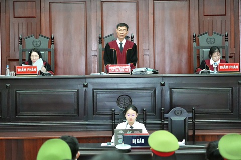 Không kháng cáo, bà Nguyễn Phương Hằng vẫn được giảm 3 tháng tù- Ảnh 1. Chiều 4-4, hội đồng xét xử bắt đầu tuyên án - Ảnh: HỮU HẠNH