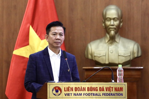 HLV Hoàng Anh Tuấn: Tôi rất tự tin nhận nhiệm vụ HLV trưởng U23 Việt Nam- Ảnh 3. HLV Hoàng Anh Tuấn phát biểu sau khi nhậm chức - Ảnh: HOÀNG TÙNG