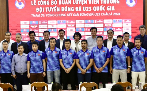 HLV Hoàng Anh Tuấn: Tôi rất tự tin nhận nhiệm vụ HLV trưởng U23 Việt Nam- Ảnh 4. Ban huấn luyện đội tuyển U23 Việt Nam ra mắt trong sáng 4-4 - Ảnh: HOÀNG TÙNG