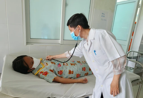 Bác sĩ kiểm tra sức khỏe cho học sinh bị ngộ độc khí từ Bác sĩ kiểm tra sức khỏe cho học sinh bị ngộ độc khí từ