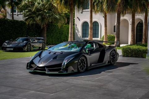 Lamborghini Veneno Roadster đỉnh bậc nhất, bán hơn 4 năm không ai mua nổi- Ảnh 1. Chiếc Lamborghini Veneno bản mui trần được rao bán sở hữu ngoại thất đan xen giữa tông đen nhám của sợi carbon trần và xanh lá từ các chi tiết trang trí - Ảnh: SBX Cars
