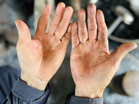 Thăm làng rèn đỏ lửa 300 năm được công nhận làng nghề OCOP 3 sao- Ảnh 5. Đôi tay người thợ rèn chai sần - Ảnh: TRẦN MAI