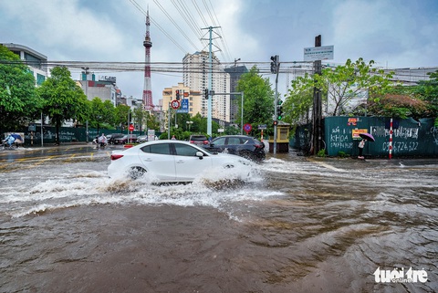 Ngã tư Tố Hữu - Lương Thế Vinh nhiều đoạn ngập sâu, xe cộ di chuyển khó khăn - Ảnh: NAM TRẦN Tốt nhất vẫn là quay đầu xe, tránh đi vào vùng ngập - Ảnh: NAM TRẦN