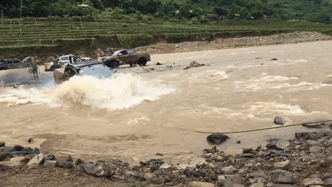 Tay đua Việt chia sẻ video Ford Ranger vượt suối và cách tránh thủy kích khi đi qua đường ngập- Ảnh 2. Nếu đây là một chiếc bán tải chưa độ ống thở, nâng gầm và thay lốp địa hình thì tốt nhất là không nên vượt qua đoạn nước sâu như thế này - Ảnh cắt từ video