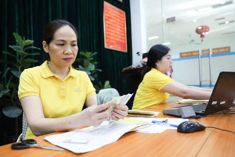 Cán bộ ngành bưu điện kiểm tiền trước khi chi trả lương hưu, trợ cấp bảo hiểm xã hội cho bà con tại một điểm chi trả tại Đống Đa, Hà Nội - Ảnh: DANH KHANG Cán bộ ngành bưu điện kiểm tiền trước khi chi trả lương hưu, trợ cấp bảo hiểm xã hội cho bà con tại một điểm chi trả tại Đống Đa, Hà Nội - Ảnh: DANH KHANG