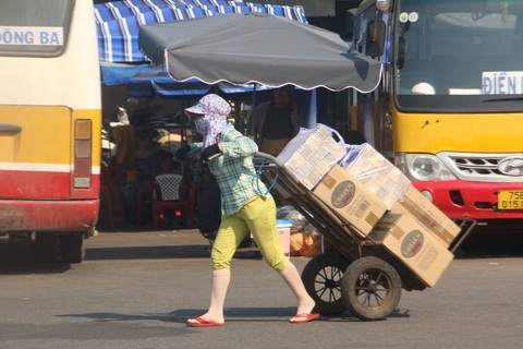 Người lao động nghèo oằn mình mưu sinh dưới trời nắng nóng như đổ lửa ở Huế, Đà Nẵng- Ảnh 4. Đối chọi với cái nắng nóng như đổ lửa, người lao động nghèo ở chợ Đông Ba (TP Huế) thường chọn cách mặc kín từ đầu đến chân để chống nắng - Ảnh: BẢO PHÚ