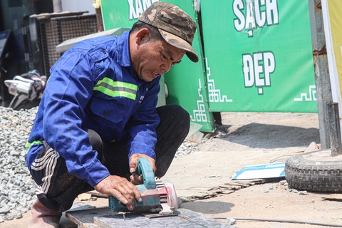 Người lao động nghèo oằn mình mưu sinh dưới trời nắng nóng như đổ lửa ở Huế, Đà Nẵng- Ảnh 1. Ông Trần Văn Nam phơi lưng trát vữa dưới nền nhiệt gần 40 độ C - Ảnh: LỆ THÀNH