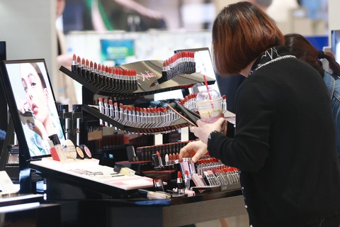 Hàn Quốc xuất khẩu mỹ phẩm kỷ lục lịch sử, Việt Nam trong top mua hàng đầu- Ảnh 1. Mỹ phẩm Hàn Quốc thu hút sức mua 'khủng' từ khắp nơi trên thế giới - Ảnh: KOREA HERALD