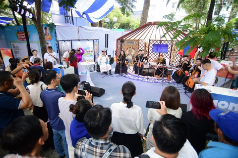 Người dân săn tour kích cầu, loạt deal được chốt sớm- Ảnh 6. Gian hàng Mông Cổ thu hút đông đảo khách tham quan trong sáng 4-4. Đây cũng là điểm đến đang nổi lên với du khách Việt thời gian gần đây - Ảnh: QUANG ĐỊNH