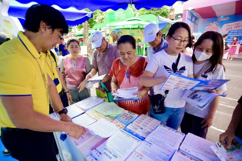 Người dân săn tour kích cầu, loạt deal được chốt sớm- Ảnh 2. Ngoài giảm giá trực tiếp, người mua tour trong dịp này còn nhận nhiều quà tặng và các dịch vụ đi kèm hấp dẫn, giảm giá trực tiếp, bốc thăm trúng thưởng, đố vui có thưởng… - Ảnh: QUANG ĐỊNH