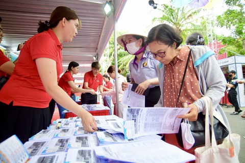 Người dân săn tour kích cầu, loạt deal được chốt sớm- Ảnh 3. Du khách xem kỹ các hành trình và được tư vấn về cách thức thanh toán trước khi ký hợp đồng mua tour - Ảnh: QUANG ĐỊNH