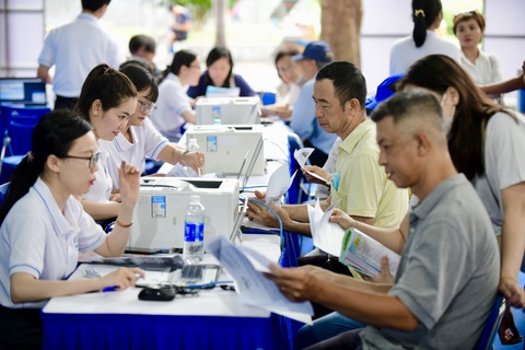 Người dân săn tour kích cầu, loạt deal được chốt sớm- Ảnh 4. Nhiều khách hàng đến tìm hiểu và thanh toán ngay tại chỗ các tour du lịch hè khi thấy giá cả không tăng, thậm chí còn nhận được nhiều quà tặng - Ảnh: QUANG ĐỊNH