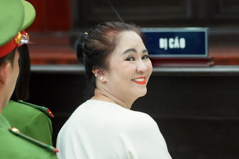 Bà Nguyễn Phương Hằng: 'Hơn 2 năm tù tội, hôm nay bị cáo hạnh phúc nhất'- Ảnh 1. Bà Nguyễn Phương Hằng tươi cười rạng rỡ trước ống kính phóng viên - Ảnh: HỮU HẠNH