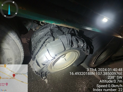 Mặt đường cao tốc Cam Lộ - La Sơn nóng đến 63 độ, cảnh báo tình huống xe gặp tai nạn do nổ lốp- Ảnh 3. Một chiếc xe bị vỡ lốp khi chạy trên cao tốc Cam Lộ - La Sơn - Ảnh: X.T.