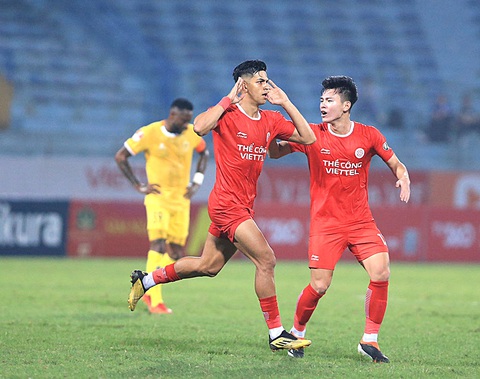 Vòng 15 V-League 2023-2024: Bám đuổi ở cuộc đua trụ hạng- Ảnh 1. Tân binh Pedro Henrique (trái) sẽ là mối đe dọa lớn cho chủ nhà B.Bình Dương - Ảnh: VPF