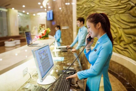 Ngành Quản lý khách sạn học những gì? Ra trường làm gì?- Ảnh 3. Tiếp nhận và giải quyết các khiếu nại từ khách hàng - Nguồn: Internet.