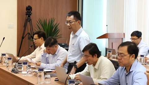 EVNGENCO3 tập trung triển khai các giải pháp đảm bảo cung ứng điện mùa khô 2024- Ảnh 2. Ông Nguyễn Xuân Hiệp, trưởng Ban Kỹ thuật - Sản xuất, báo cáo tại cuộc họp